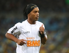 Video: Ronaldinho xỏ bóng đối thủ và ôm chân vì bị phạm lỗi