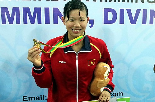 Ánh Viên nhận thưởng xe Vespa