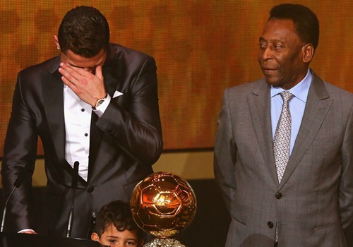Hé lộ lí do khiến Cris Ronaldo bật khóc trong lễ trao giải