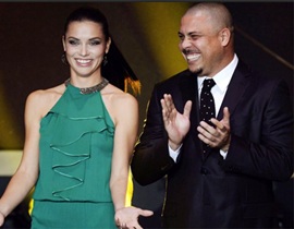 Siêu mẫu Victoria's Secret hút hồn các danh thủ