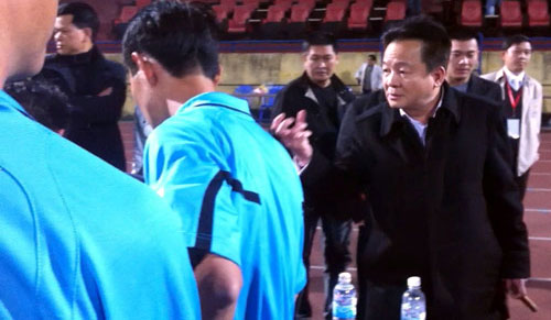 Ngán ngẩm chuyện đấm tụt còi vào miệng trọng tài