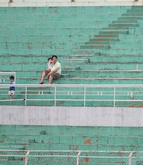 Các cô gái đá bóng giữa khán đài vắng lặng