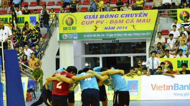 Liên tiếp xảy ra sự cố về trọng tài ở Siêu Cúp bóng chuyền Việt Nam 2014: Hổ thẹn cho giới cầm còi!