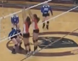 Video: Bất ngờ bị đóng dấu, nữ cầu thủ ngất lịm ngay trên sàn