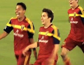 Video: Saucedo bấm bóng từ xa qua đầu thủ môn ghi bàn