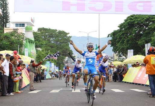 Giải xe đạp Cúp truyền hình TP.HCM 2014: Chặng 10 - TP.HCM giữ áo đỏ ở chặng đua có tốc độ cao lịch sử