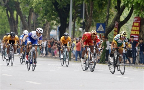 Các tay đua hú hồn với xe chở vật liệu xây dựng