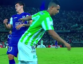 Video: Thẻ đỏ vì đẩy người hay vì đối thủ gục ngã quá đẹp?