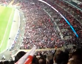 Video: Máy bay giấy bay từ khán đài trúng cầu thủ (giao hữu Anh - Peru)