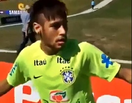 Video: Neymar đứng sau khung thành vẫn sút bóng vào lưới