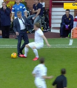 Mourinho lao vào sân đốn ngã cầu thủ