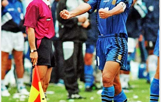 Khoảnh khắc World Cup: “Cậu bé vàng” Maradona dùng ma túy (1994)