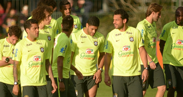 Sai kỹ thuật, David Luiz suýt làm vỡ mặt HLV