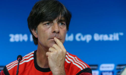 HLV Joachim Loew dùng tay bẩn động viên Ronaldo