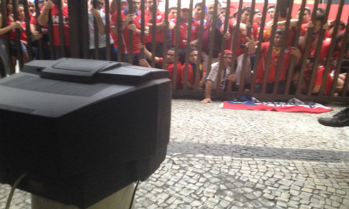 50 CĐV Chile và chiếc tivi của một người Brazil tốt bụng