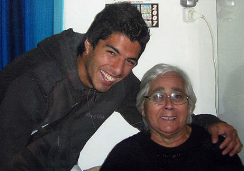 Bà nội nói Suarez bị đối xử giống như một con chó