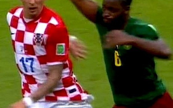 Từ nhà giam, trùm cá độ phủ nhận đã tố cầu thủ Cameroon dàn xếp tỷ số