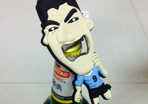 Trung Quốc bán khui bia Luis Suarez cắn người