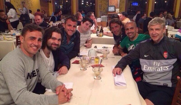 Wenger mặc áo Arsenal khi ở Brazil bình luận World Cup 2014