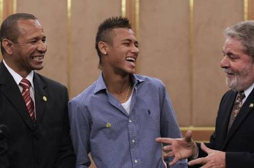 Cha của Neymar bị cáo buộc tham gia bán vé lậu