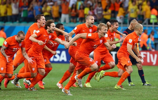 Khoảnh khắc World Cup: Van Gaal và trò đánh cược 11m khôn ngoan