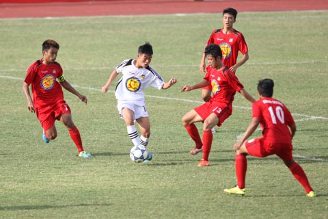 Bảng B: U17 Viettel vào bán kết dù thất thủ trước U17 Sanna Khánh Hòa