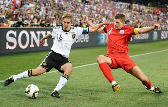 Các huyền thoại đội tuyển Anh và Đức tri ân Gerrard và Lahm