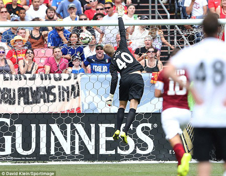Bàn thắng vào lưới M.U từ giữa sân khó tin của Pjanic