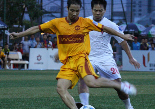 Quốc Vượng dẫn đội ra Hà Nội đá phủi