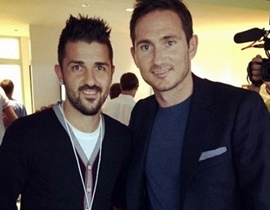 Frank Lampard được đồng đội mới David Villa chào đón