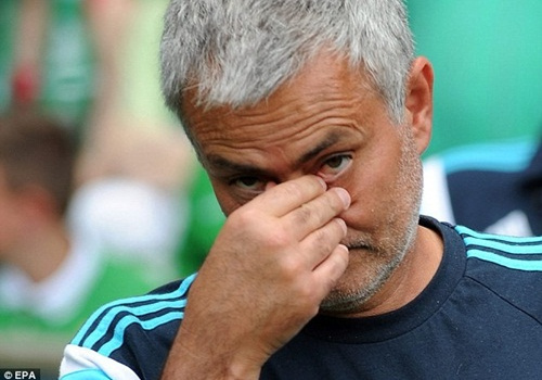 HLV Mourinho điên tiết vì trọng tài khiến Chelsea thua trận