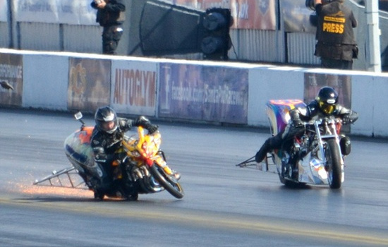 Kinh hoàng tay đua xe bị kéo lê trên đường