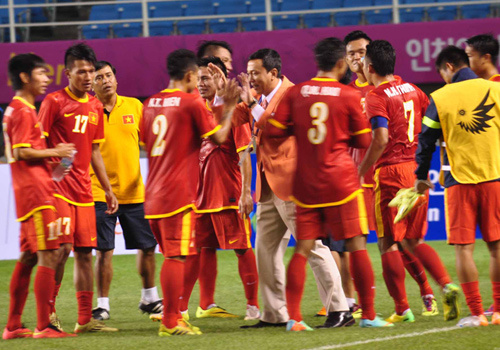 'Zico Thái' Kiatisak không tin Olympic Việt Nam đè bẹp Iran tại ASIAD