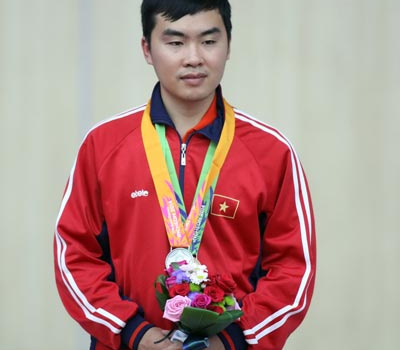 Bắn súng thua do... tiếng vỗ tay