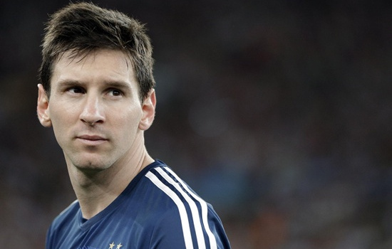 Messi trở lại, Tevez vẫn bị bỏ quên