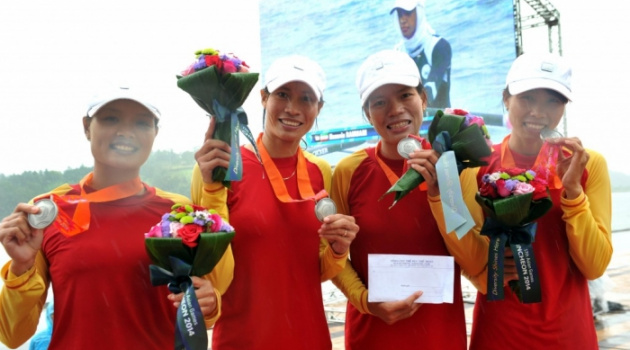 Chùm ảnh đội tuyển rowing Việt Nam giành huy chương dưới mưa