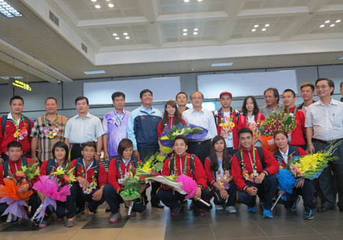 “Cô gái vàng” Dương Thúy Vi rạng rỡ ngày về nước