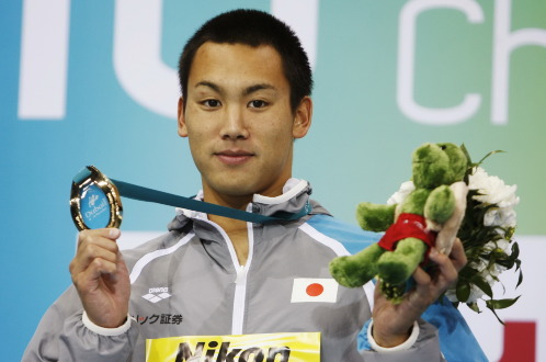 Kình ngư Nhật Tomita “chôm” máy ảnh của phóng viên