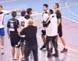 Video: Bắt tay, sao bóng chuyền đánh nhau túi bụi