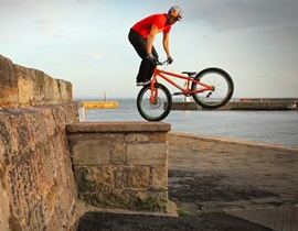 Video: Màn bay lượn khó tin của Danny MacAskill