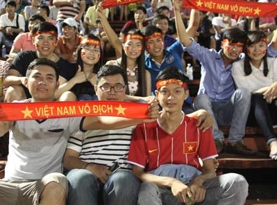 CĐV nữ xinh đẹp, cụ già, em nhỏ cuồng nhiệt cùng giải U21