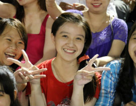 Chùm ảnh: Những 'bống hồng' Tây Đô cuồng nhiệt cổ vũ U19 HAGL