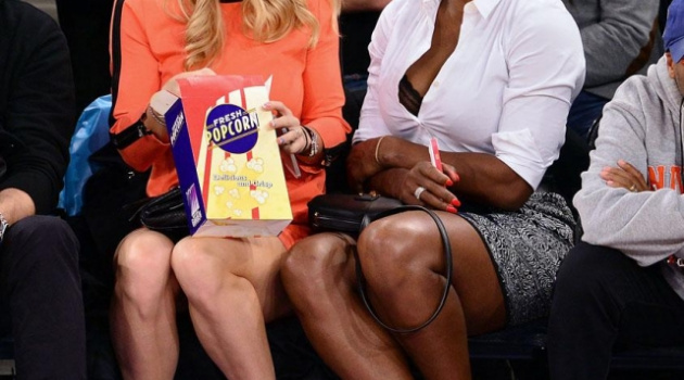 Serena, Wozniacki mặc đẹp lung linh đi xem bóng rổ