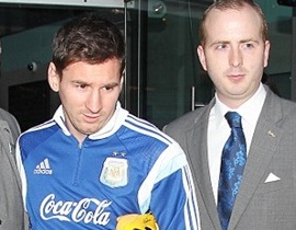 Messi được hộ tống chặt chẽ tại thành phố Manchester