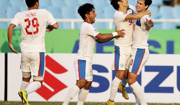 Đội trưởng tuyển Việt Nam Tấn Tài lại ngồi dự bị