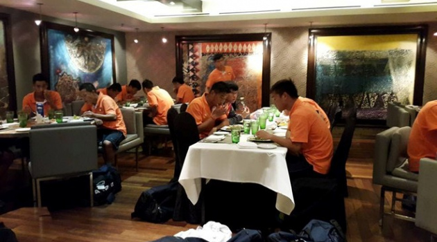 Đội tuyển Việt Nam thảnh thơi dùng bữa tối ở khách sạn 5 sao
