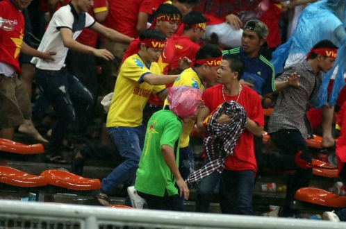 Giây phút kinh hoàng trên sân Shah Alam