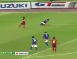 Video: Trọng tài bỏ quên quả penalty cho Việt Nam