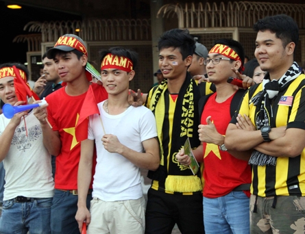 Sử gia Dương Trung Quốc: 'Đây là lúc CĐV Việt Nam thể hiện sự đàng hoàng'