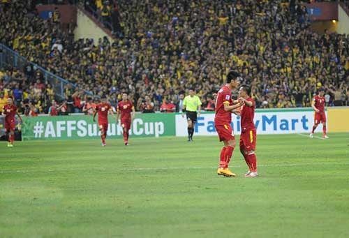 Đội tuyển Việt Nam: “Ngọn lửa” Công Vinh & “ngòi nổ” Thành Lương